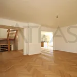 Pronajměte si 6 ložnic/e dům o rozloze 300 m² v Prague