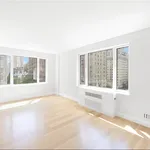 Rent 3 bedroom apartment of 256 m² in Manhattan