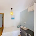 Rent a room of 77 m² in Zaragoza