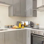 Rent 1 bedroom flat of 560 m² in Cardiff