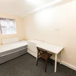 Rent 3 bedroom flat in Leeds