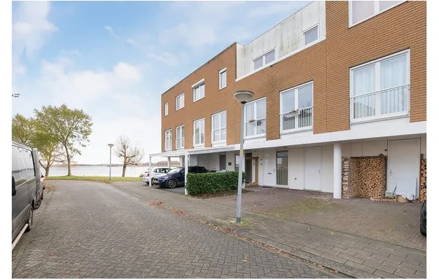 Huur 4 slaapkamer huis van 145 m² in Almere