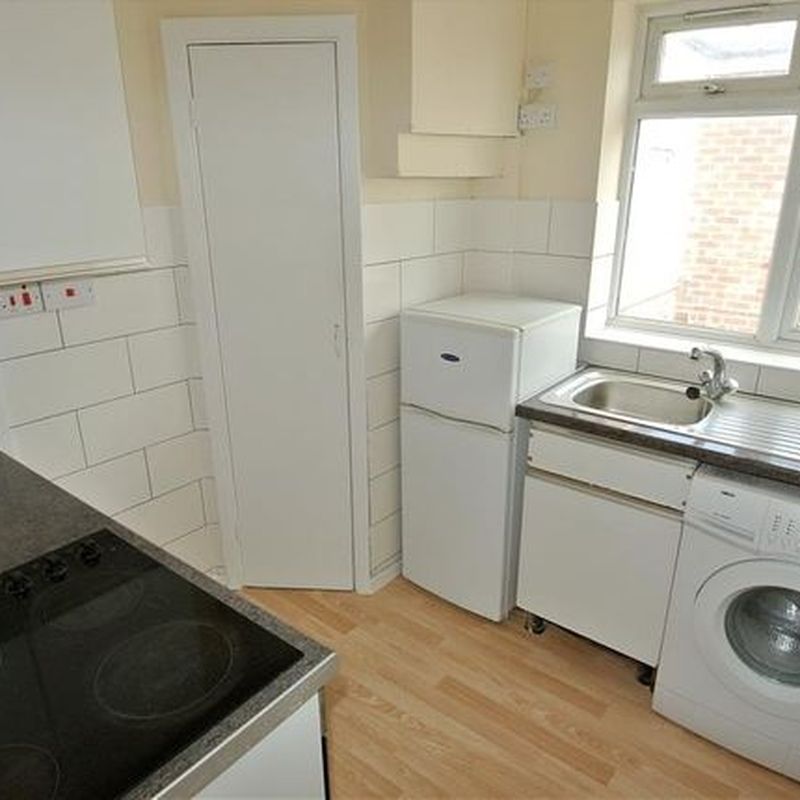 Flat to rent in Station Road, Addlestone KT15