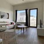 Madou/UE, proximité commerces et transports en commun. Superbe appartement meublé se composant comme suit : beau séjour lumineux, cuisine américaine suréquipée, deux chambres dont une salle ave