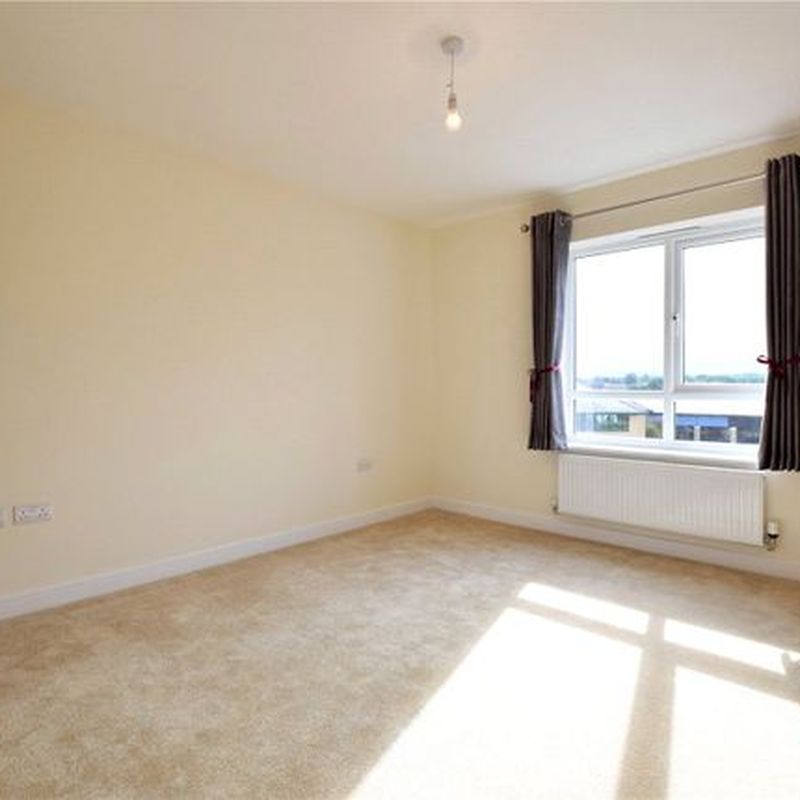 Flat to rent in Fleming Place, Bracknell, Berkshire RG12