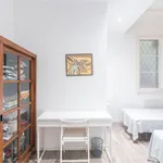 Rent 5 bedroom apartment of 90 m² in Barcelona