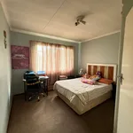 Rent 2 bedroom apartment in Roodepoort