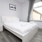 Rent 2 bedroom flat of 775 m² in Cardiff