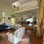 Rent 8 bedroom house of 350 m² in Vitulazio