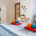 Rent a room of 300 m² in porto