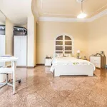 Rent a room of 330 m² in valencia