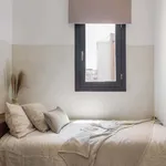 Rent 4 bedroom apartment of 67 m² in Barcelona