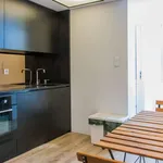 Rent a room of 100 m² in porto