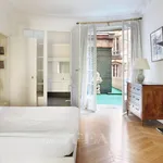 Rent 6 bedroom apartment of 210 m² in Paris