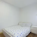 Rent a room of 70 m² in porto