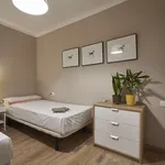 Rent 4 bedroom apartment of 65 m² in Barcelona