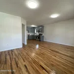 Rent 4 bedroom apartment of 111 m² in Staten Island