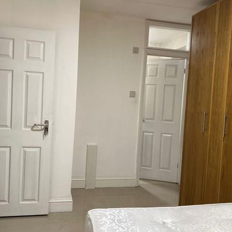 Room to rent in Cheriton Avenue, Ilford, Essex IG5 Farmbridge End