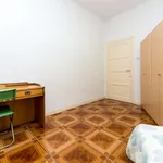 Rent a room of 220 m² in madrid