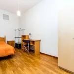 Rent a room of 270 m² in madrid