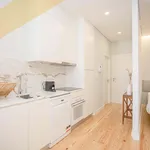 Rent 6 bedroom apartment of 68 m² in Porto