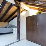 Rent a room of 122 m² in Madrid