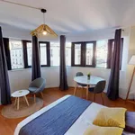 Rent 6 bedroom apartment in Paris