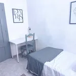 Rent a room of 230 m² in Sevilla