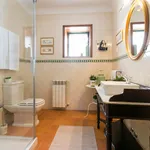 Rent a room of 700 m² in Porto