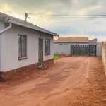 Rent 2 bedroom house of 300 m² in Soweto