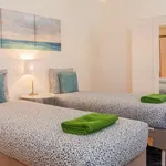 Rent a room of 300 m² in porto