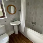 Rent 3 bedroom flat in East Midlands