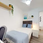 Rent a room of 111 m² in Valencia