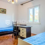 Najam 3 spavaće sobe stan od 130 m² u Trogir