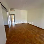 Affitto 4 camera appartamento di 115 m² in Naples