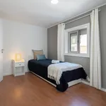 Rent 2 bedroom apartment of 90 m² in Porto