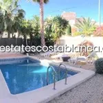 Rent 4 bedroom house of 225 m² in alicante