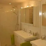 Woluwé Saint Lambert - Proche de Montgoméry : bel appartement de 110m2 comprenant un living de 42m2 avec feu ouvert, salle à manger, cuisine entièrement équipée, une salle de bain, une toilette