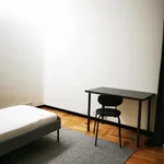 Rent a room of 210 m² in Porto