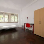 Rent a room of 100 m² in lisbon