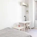 Rent a room of 220 m² in madrid