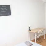 Rent a room of 300 m² in Porto