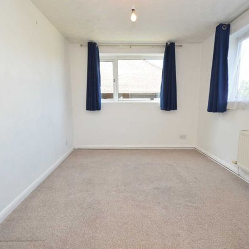 Flat to rent in Byfleet Road, New Haw, Addlestone KT15