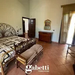 Rent 8 bedroom house of 350 m² in Vitulazio