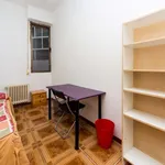 Rent a room of 220 m² in madrid