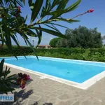 Villa a schiera arredata con piscina