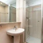 Comfortable single room with private bathroom, well connected to the center of Barcelona.