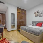 Rent a room of 220 m² in madrid