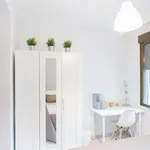 Rent a room of 80 m² in Madrid