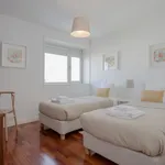 Rent 2 bedroom apartment of 1076 m² in Porto